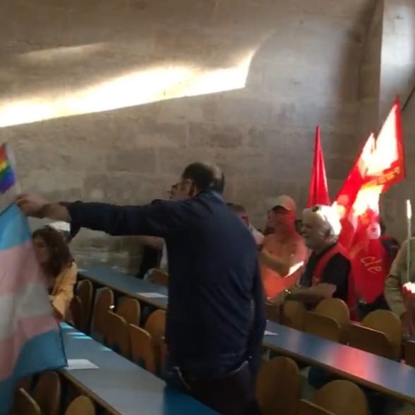 Niort: des transactivistes empêchent Aude Mirkovic d’informer sur les Questionnements de genre chez les jeunes